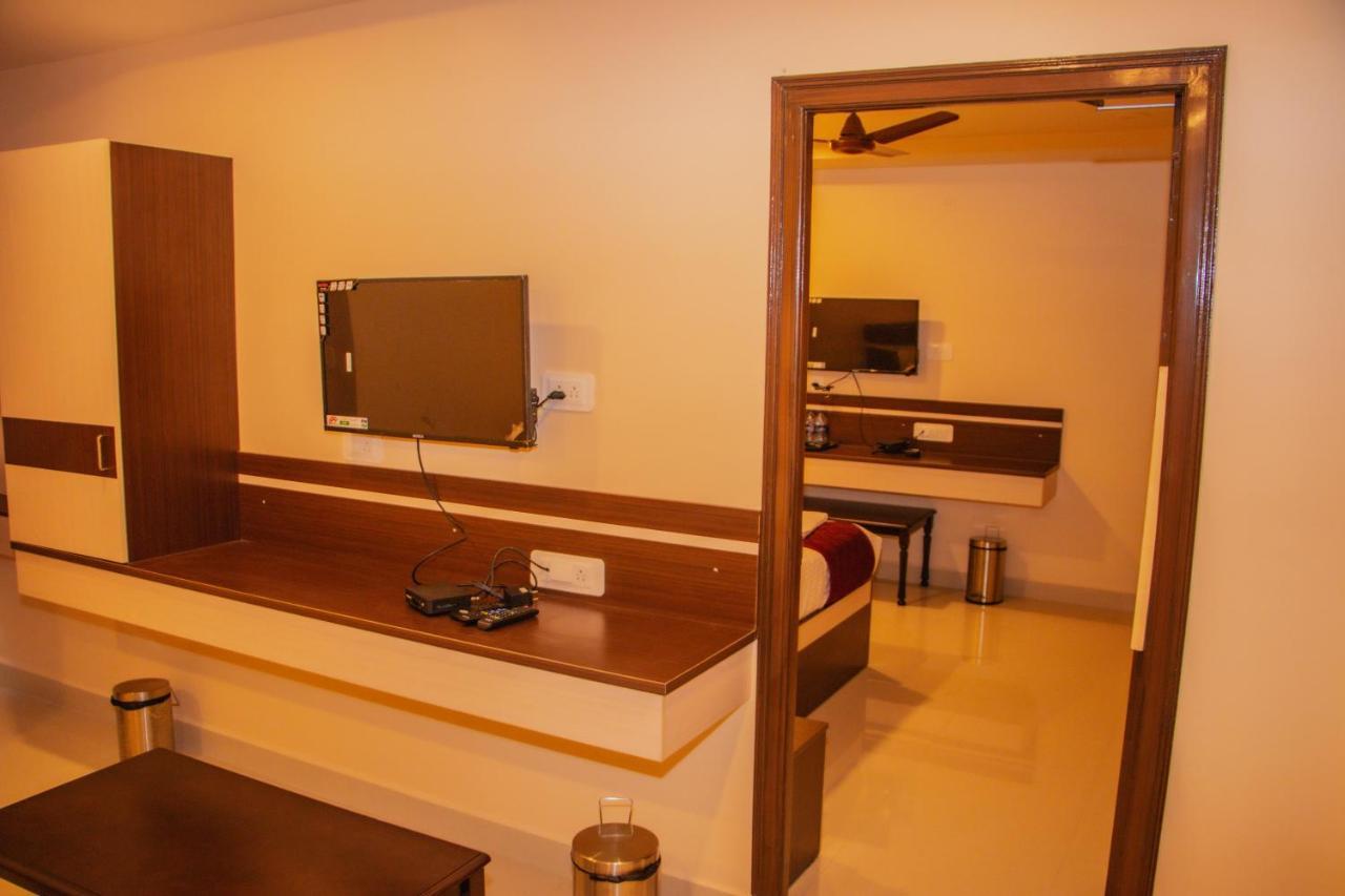 Hotel Mountview Comforts Tirupati Exteriör bild