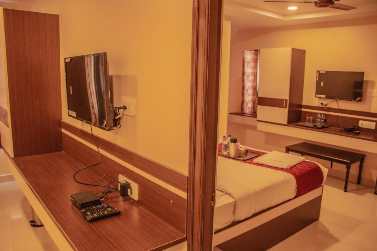 Hotel Mountview Comforts Tirupati Exteriör bild