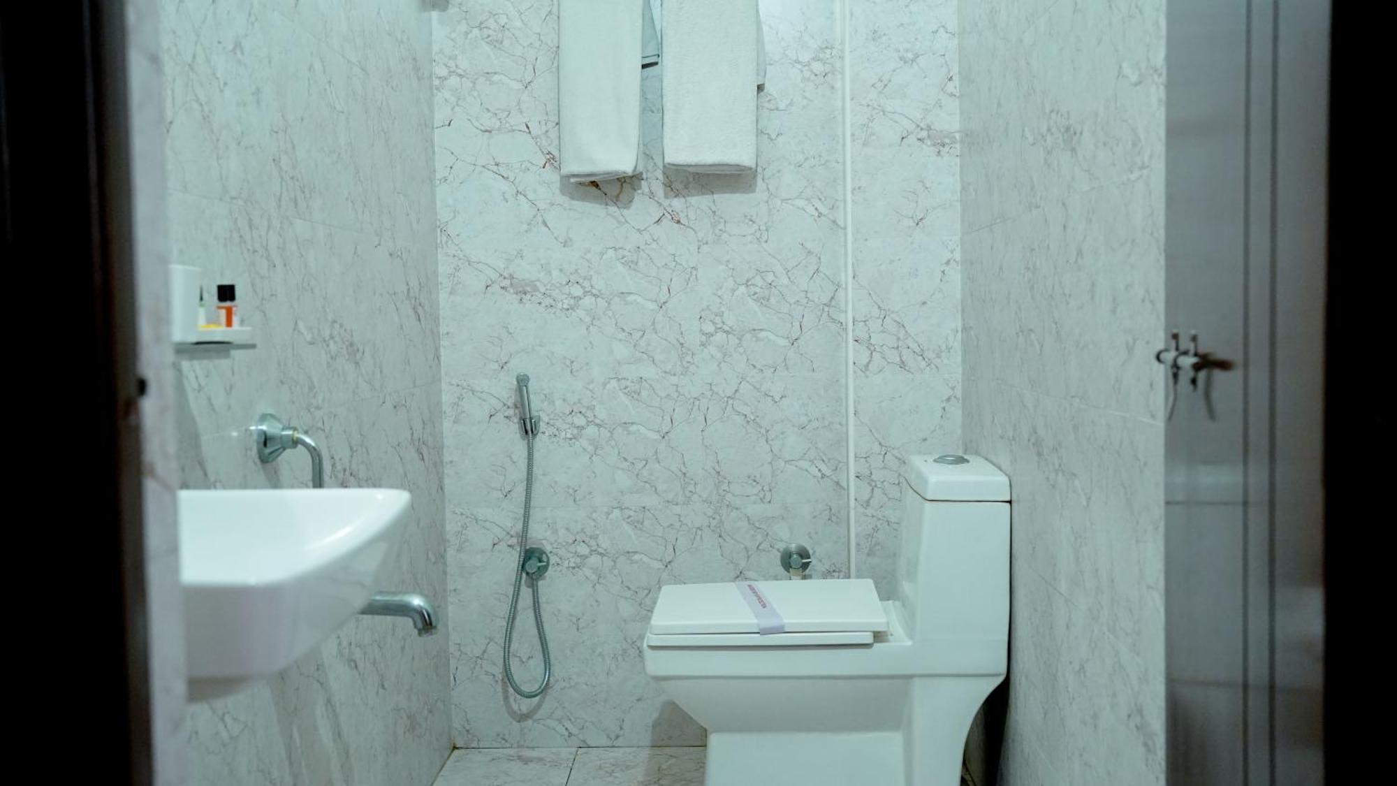 Hotel Mountview Comforts Tirupati Exteriör bild