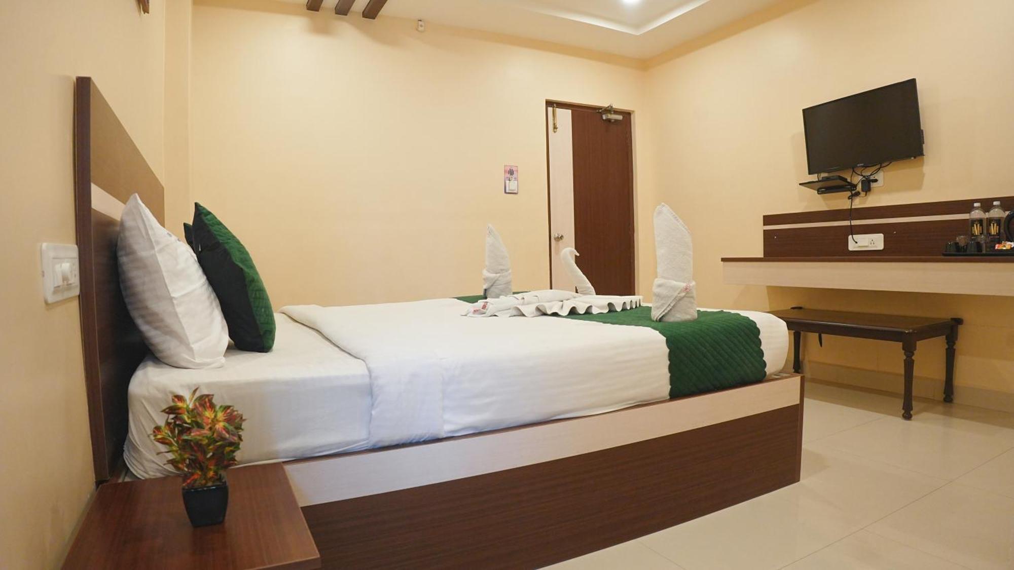 Hotel Mountview Comforts Tirupati Exteriör bild