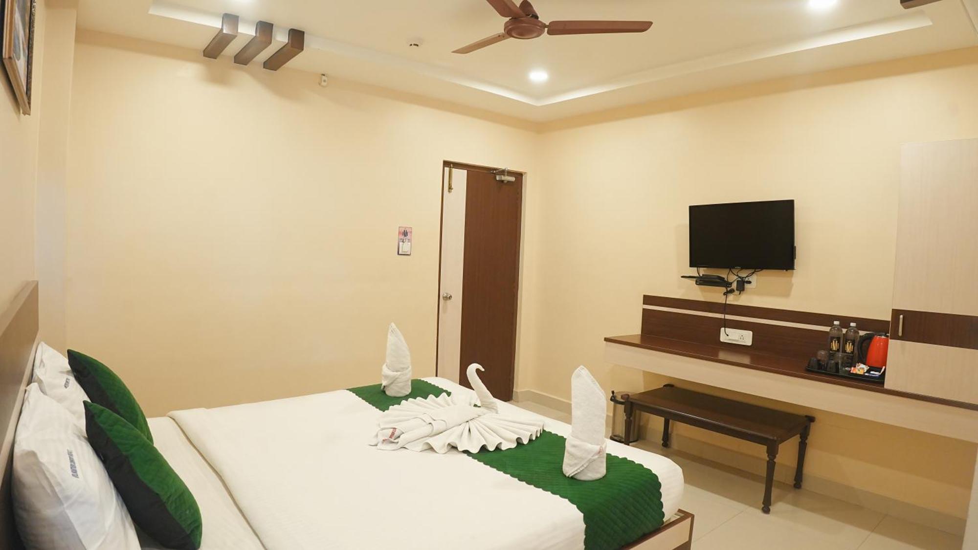 Hotel Mountview Comforts Tirupati Exteriör bild